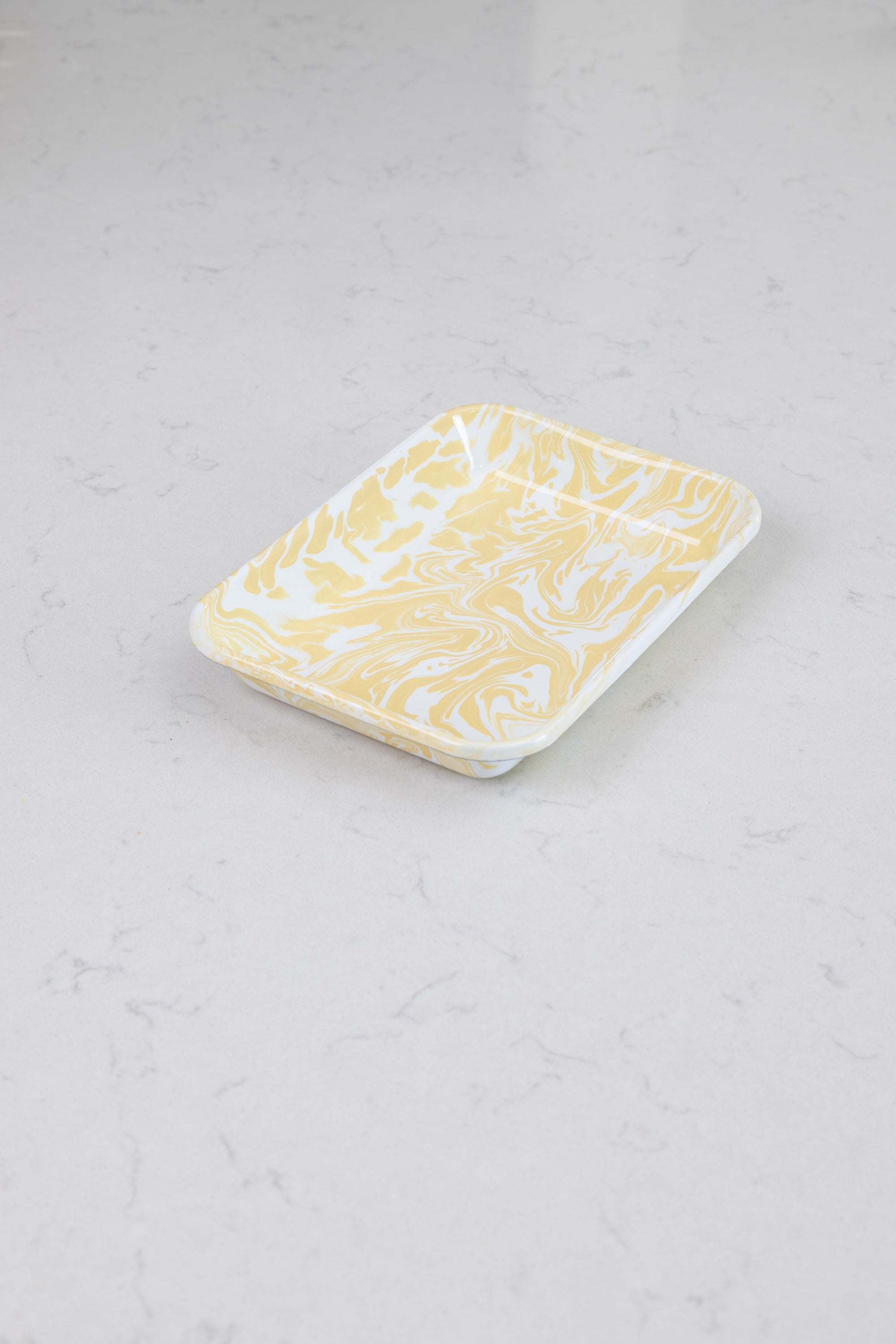 Rectangular ceramic plate with a white and yellow marble pattern