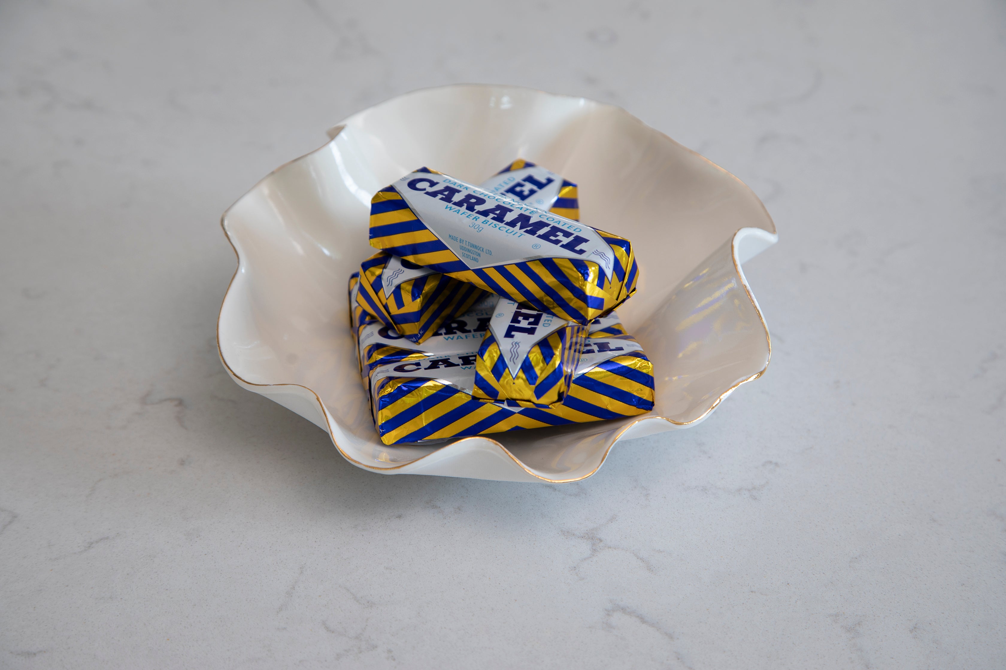 Waved Bowl | 20cm | White with gold edging