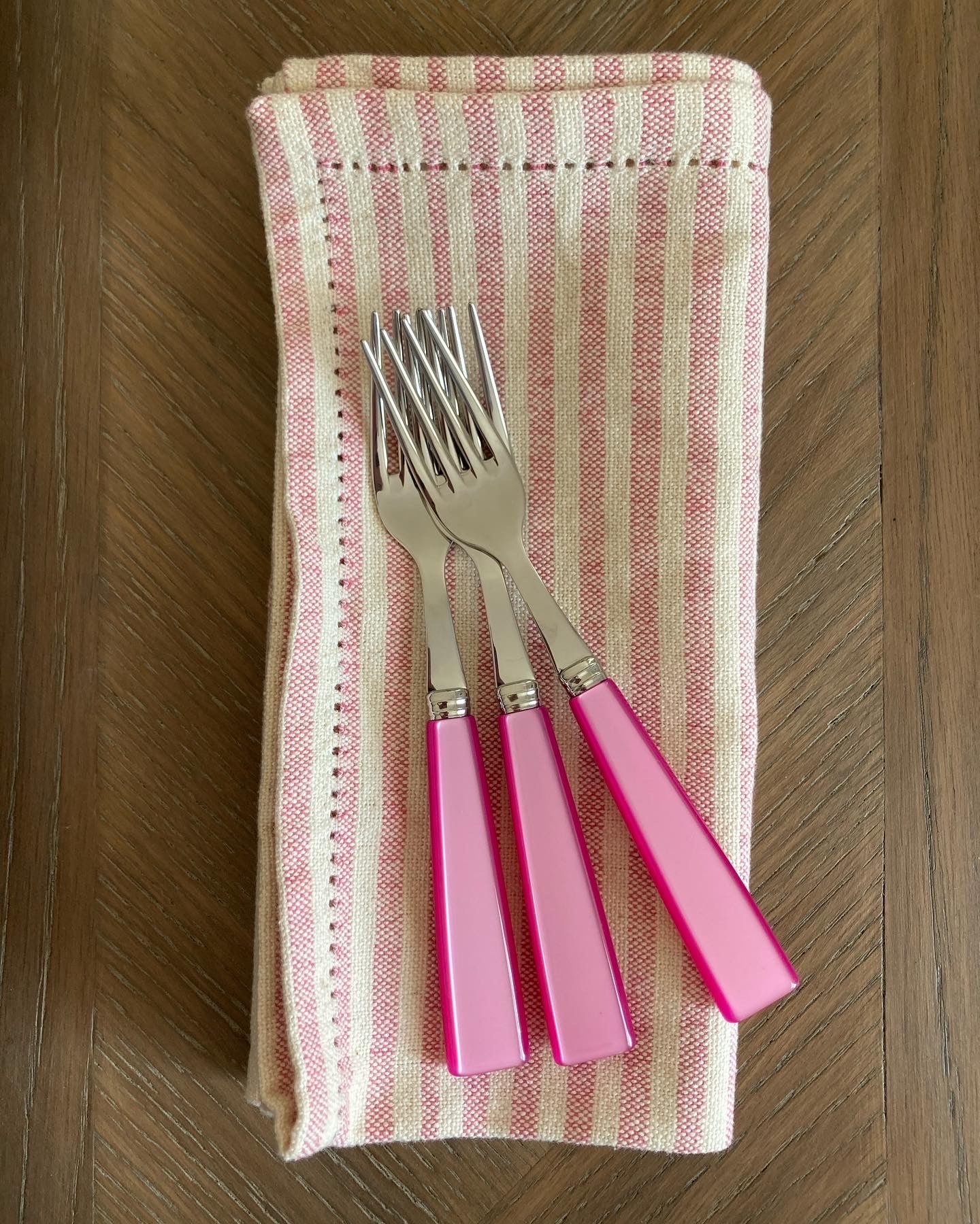 Sabre Icone pink starter or cake forks