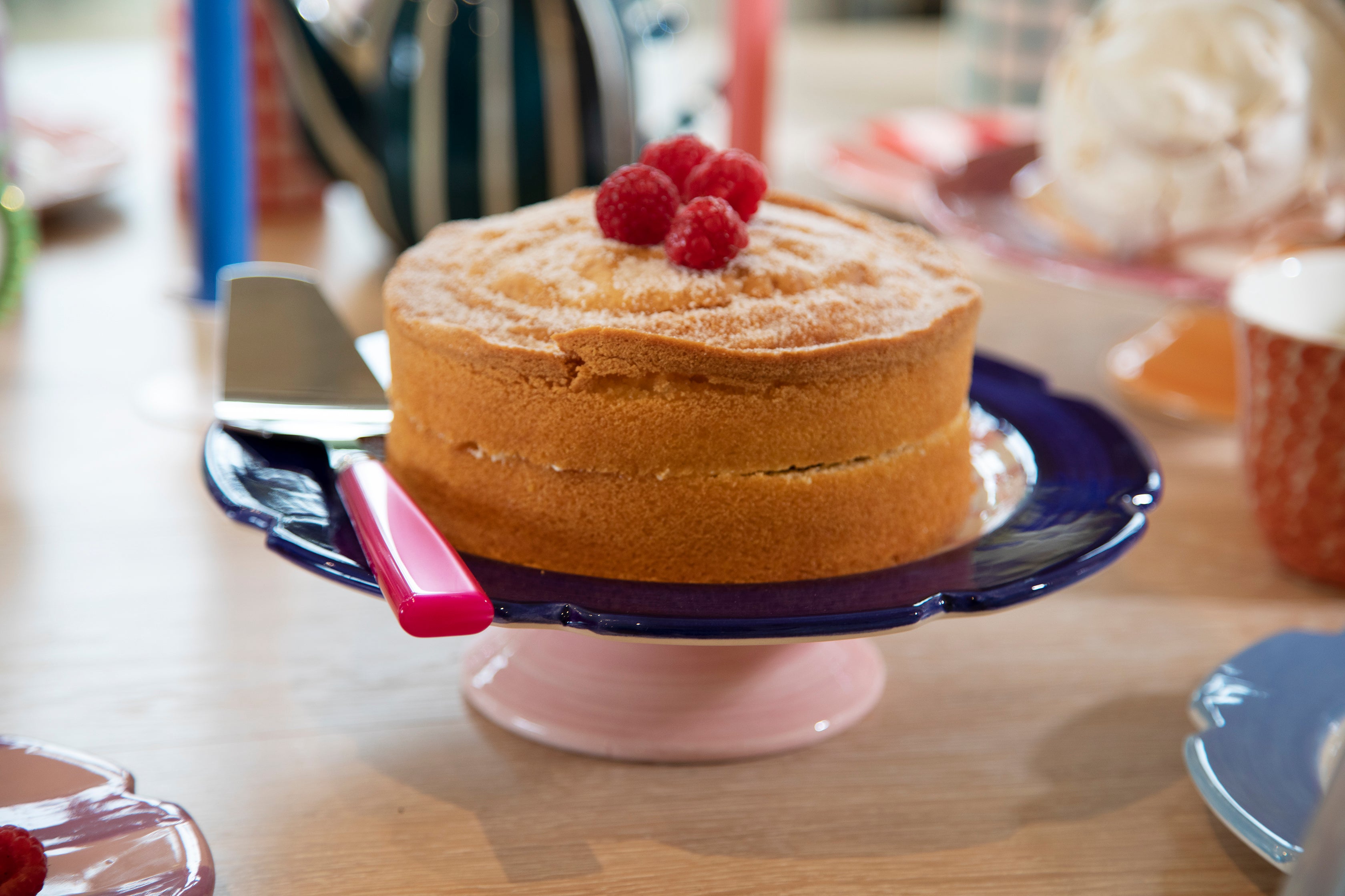 Cake stand with cake pink slicer