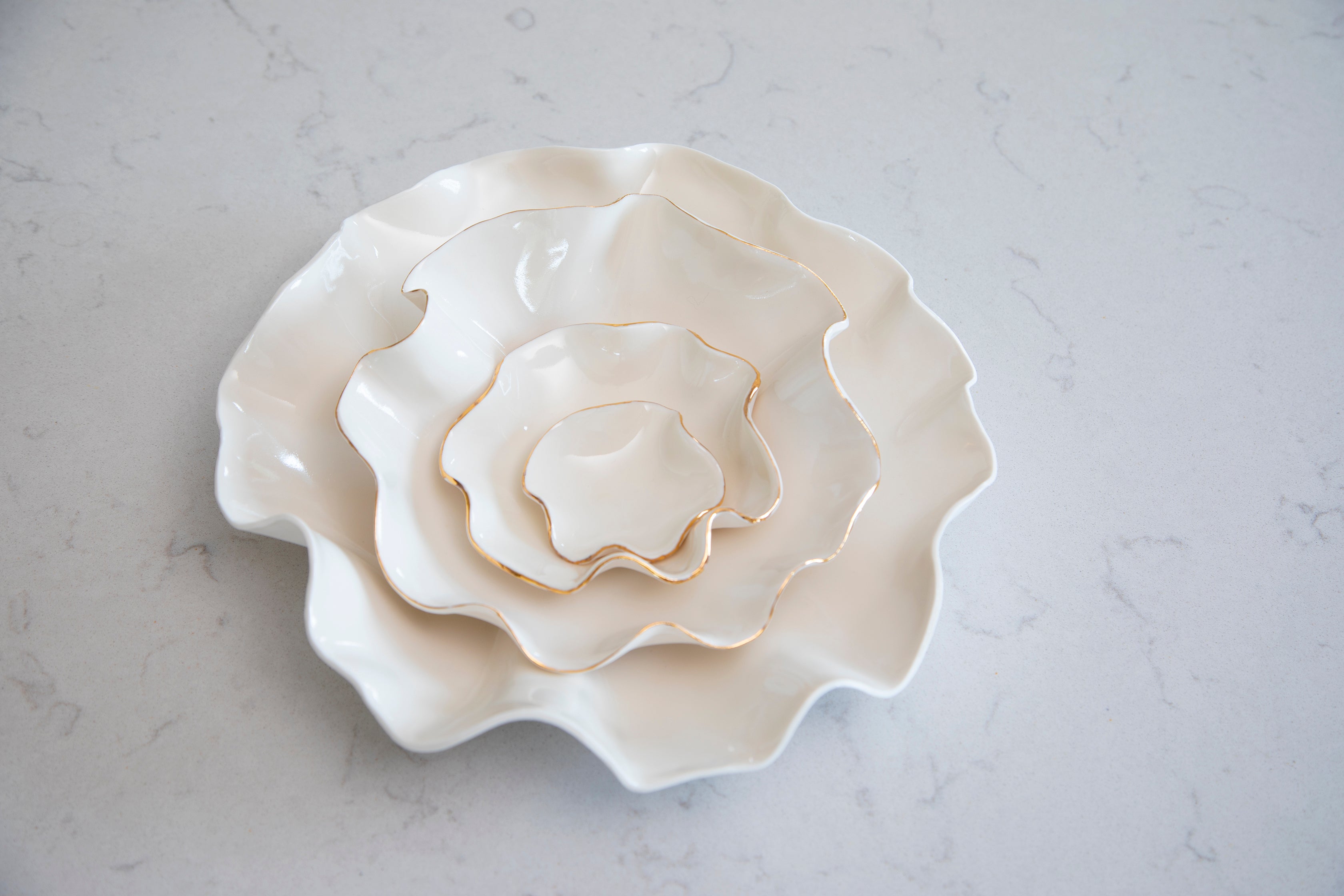 Waved Bowl | 20cm | White with gold edging